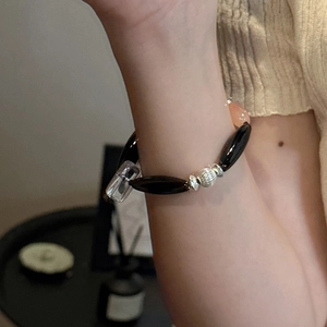 Bracciale retrò in argento S925 con onice nera e pietre colorate indossato al polso