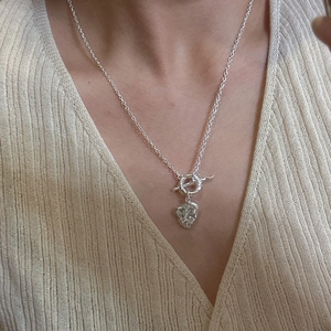 Collana in argento S925 con chiusura a T e ciondolo a cuore indossata dal modello