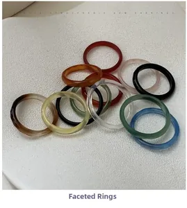 Vue rapprochée de bagues en résine facettées minimalistes en plusieurs coloris assortis