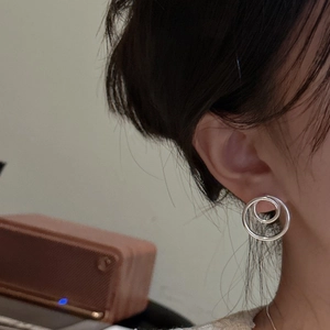 Minimalist S925 sterling silver double overlapping hoop earrings worn by a model