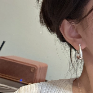 Minimalist 925 sterling silver square hoop earrings with glossy drop-shaped metallic finish