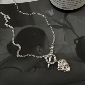 Collana minimalista in argento S925 con pendente texture lava e chiusura a levetta OT vintage
