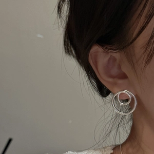 S925 sterling silver minimalist hollow double loop earrings on model profile