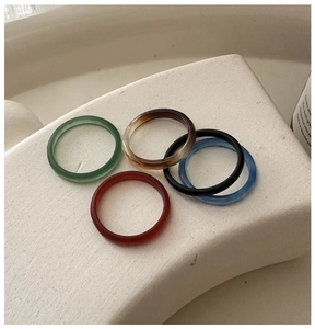 Bagues minimalistes en résine de couleurs verte, écaille, noire, bleue et bordeaux