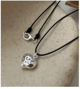 Makroaufnahme des S925 Sterling Silber Karabinverschlusses an der schwarzen Wachskordel