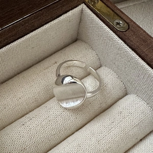 Minimalist S925 sterling silver open ring featuring brushed metal and polished finish
