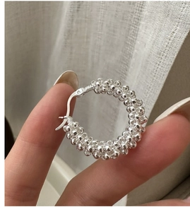 Vue détaillée de la boucle d'oreille perlée en argent 925 avec poinçon S925
