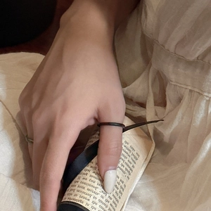 Ensemble de bagues en onyx calcédoine avec anneau fin en métal noir porté par le mannequin