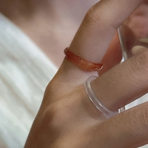 Bagues minimalistes en résine ambre et transparent avec surface à facettes géométriques