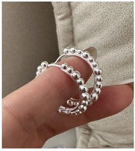 Gros plan de créoles en argent sterling 925 avec un design de billes minimaliste