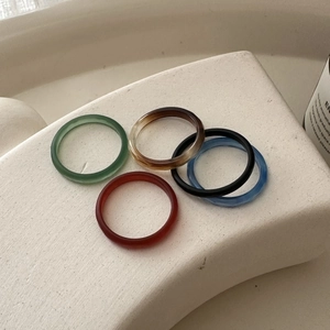 Ensemble de bagues en résine minimalistes en vert, ambre, rouge, noir et bleu quotidien
