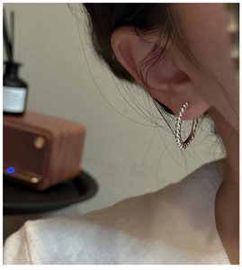 Gros plan de boucles d'oreilles créoles perlées en argent 925 pour un style rétro chic