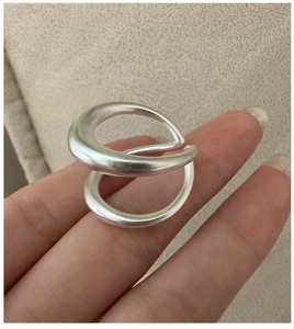 Detailansicht eines matten S925 Silber Doppelrings mit moderner gefrosteter Textur