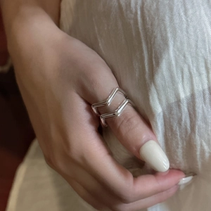 Minimalist S925 sterling silver double wave ring with a polished geometric open design