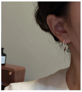 Détail rapproché de boucles d'oreilles créoles perlées en argent 925 sur le mannequin