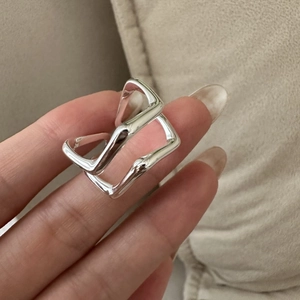 Minimalist S925 sterling silver double-layer wave ring with polished geometric design