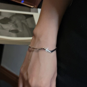Minimalist S925 sterling silver wavy bangle with polished mirror finish for women