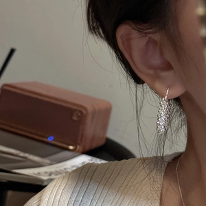 Boucles d'oreilles créoles rétro en argent 925 style torsadé portées par un mannequin