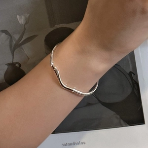Minimalist S925 sterling silver wavy open bangle with irregular curved design for women