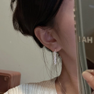 Créoles en argent sterling 925 avec pavé de zircons portées par un mannequin