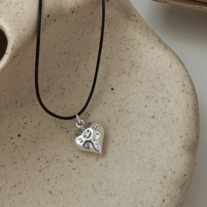 S925 Sterling Silber Herz Halskette mit Hammerschlag-Textur auf schwarzer Kordel