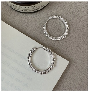 Vue détaillée de boucles d'oreilles en argent 925 avec texture à bulles perlées