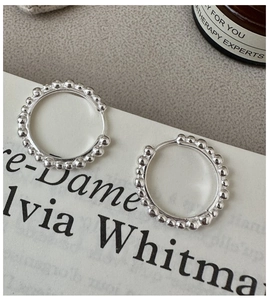 Vue détaillée des créoles en argent sterling 925 avec texture perlée et design rétro