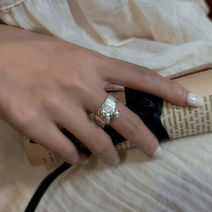 Minimalist S925 sterling silver teardrop ring with ribbon design worn on index finger