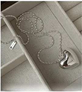 Détail du pendentif cœur en argent S925 avec poinçon AG923 et finition polie brillante