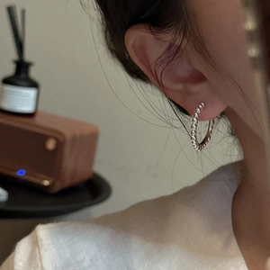 Boucles d oreilles créoles perlées en argent sterling 925 portées par un mannequin chic