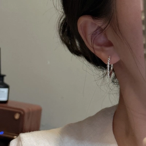 Créoles perlées minimalistes en argent sterling 925 portées par un mannequin en décor