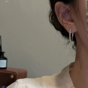 Boucles d'oreilles créoles en argent 925 avec perles portées par un mannequin femme