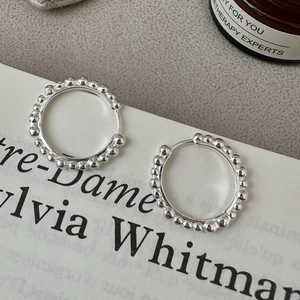 Boucles d'oreilles créoles en argent 925 avec perles et texture bulle au style minimaliste