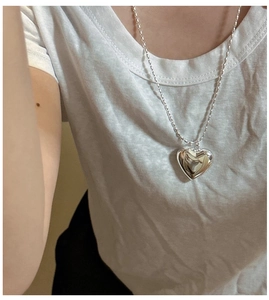 Pendentif coeur en argent sterling S925 poli avec chaîne à billes porté par un modèle