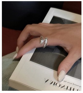 Anello con mani che si abbracciano in argento S925 indossato con sfondo lifestyle