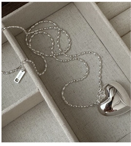 Détail du collier cœur en argent sterling S925 avec poinçon AG925 sur la chaîne à billes