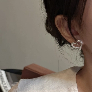 Orecchini a cuore in argento sterling S925 con texture lavica liquida su modella