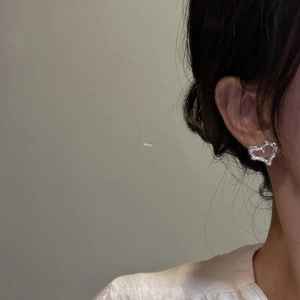 Orecchini a cuore in argento sterling S925 stile metallo liquido indossati da una modella