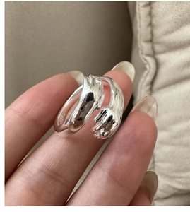 Dettaglio dell'anello mani intrecciate in argento S925 con marchio di autenticità