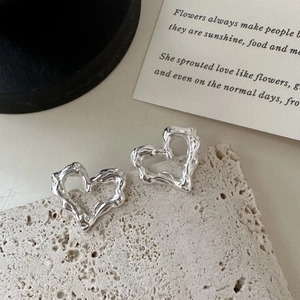 Orecchini a cerchio a cuore in argento sterling S925 con texture su base in pietra