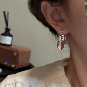 Élégantes boucles d'oreilles créoles croissant en argent S925 portées par un mannequin