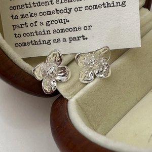 S925 sterling silver flower stud earrings with a textured finish and retro style