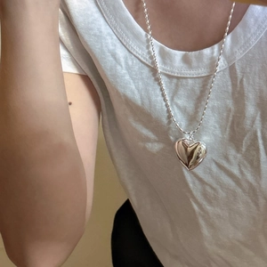 Collier avec pendentif coeur en argent sterling S925 poli et chaîne à billes sur modèle