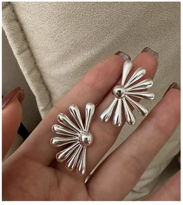 Detail of S925 sterling silver daisy earrings featuring a minimalist fan-shaped design