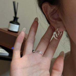 Minimalist S925 sterling silver twisted knot ring and earrings set worn by a model