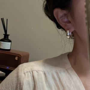 Orecchino a cerchio in argento S925 lucido con design retrò francese minimalista