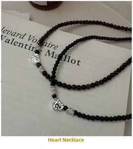 Vue macro détaillée du pendentif cœur en argent S925 avec texture et perles d'onyx noir