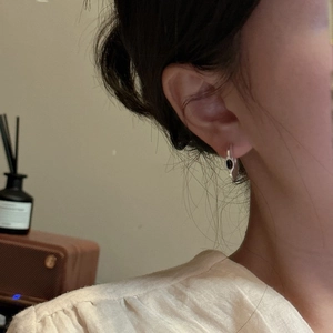 925 silver C-shape hoop earrings with matte black onyx stone worn by a model