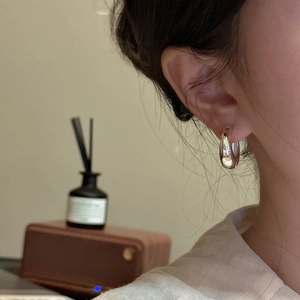 Orecchini a cerchio minimalisti in argento sterling S925 con finitura lucida su modella