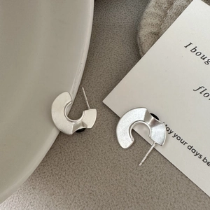 925 silver C-shape matte black agate earrings with minimalist retro design style